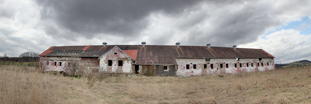 Czech Republic - Řehlovice - Barn by road